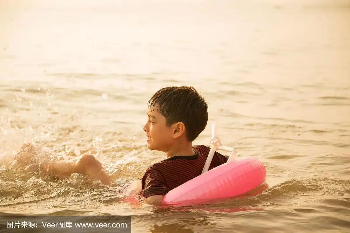 小男孩在海滩上游泳