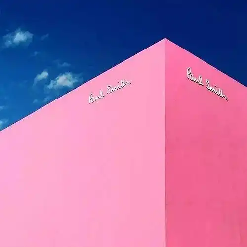 这面墙辨识度很高,被称为paul smith粉红墙,大波潮人来此拍照打卡.