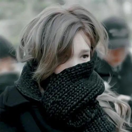 姐妹们有没有美女带围巾的头像