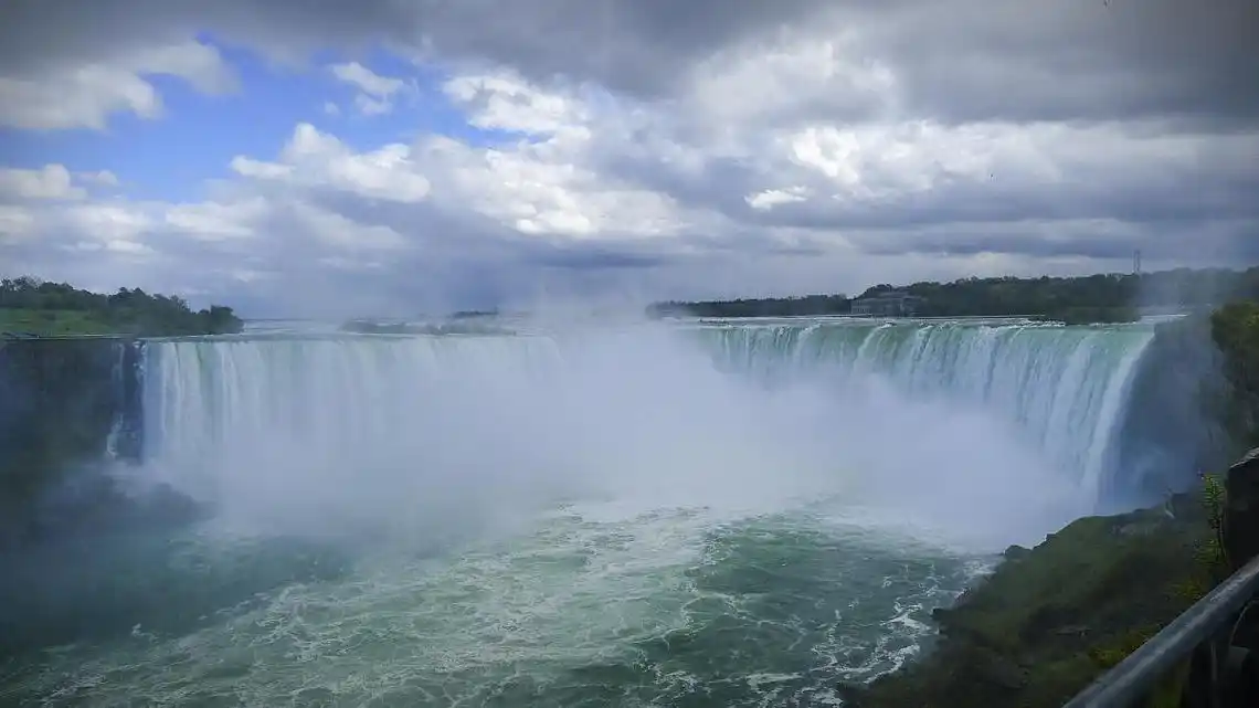 尼亚加拉瀑布,大自然的壮丽和力量 尼亚加拉瀑布,位于加拿大和美国的