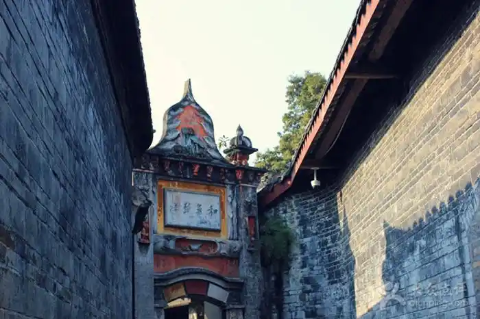 这座小姐楼座落在刘氏庄园的旁边.