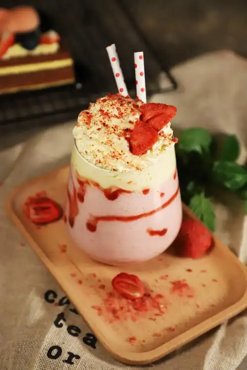 草莓奶盖奶茶饮品