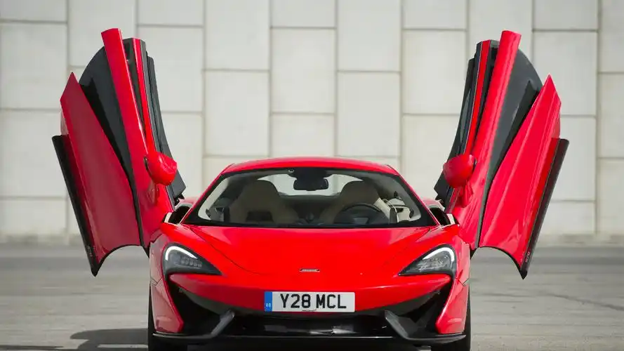 迈凯轮570s红色跑车前视图,翅膀. 4k