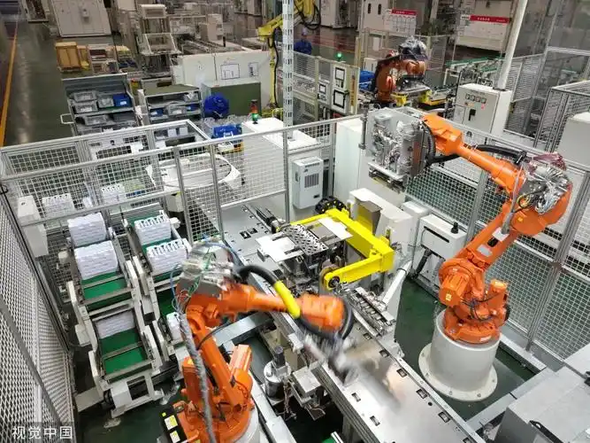 工业机器人在智能化生产车间作业