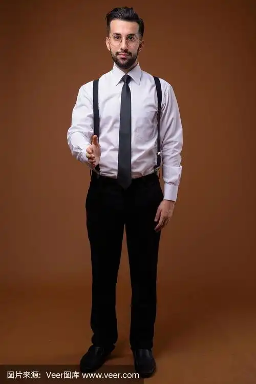 在彩色背景下拍摄的年轻英俊的留胡子的伊朗商人