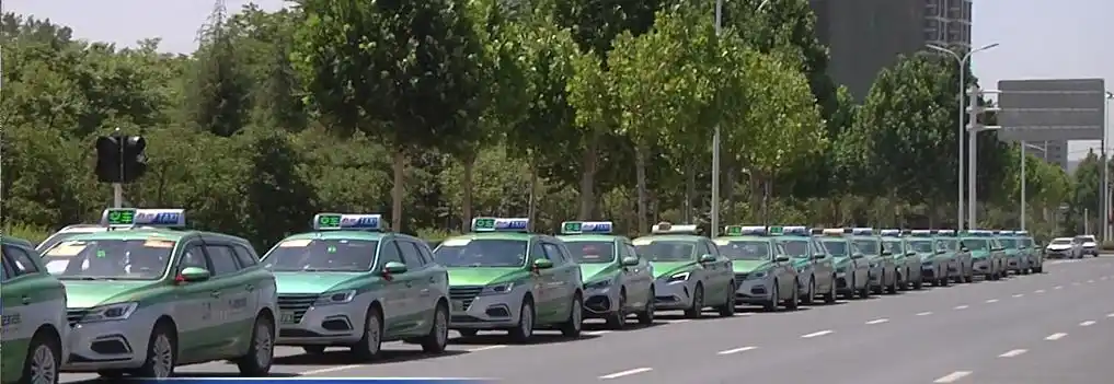 郑州百辆出租车免费爱心送考红丝带爱心车贴祝金榜题名