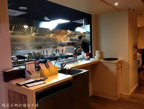 半开放式厨房可看到师傅们料理的过程(厨房也好乾净)