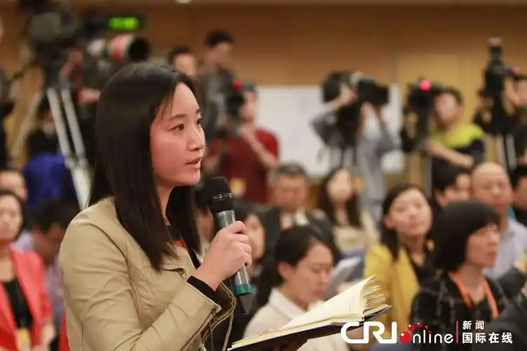 女记者提问.沈湜 摄