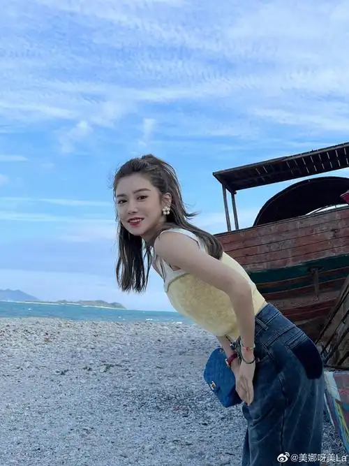 美女主播美娜晒沙滩美照阳光女孩秀色可餐组图