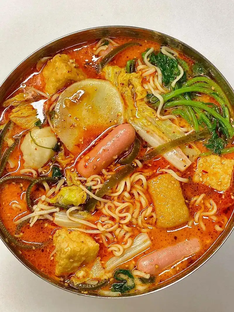 东北老式麻辣烫,自己在家做的干净又卫生,喜欢黏糊一点就少放点 - 抖