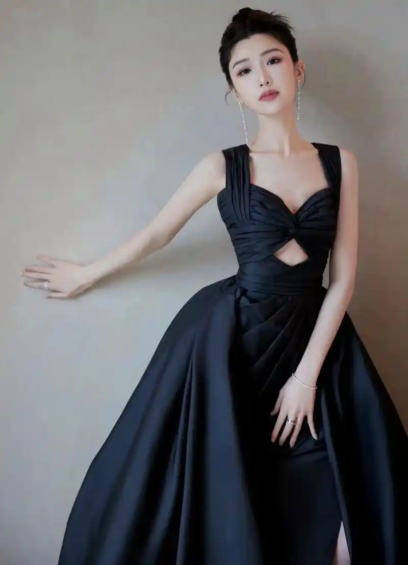 毛晓彤盘起了气质发型,一袭黑色礼服长裙,尽显高级,贵气感十足  不得