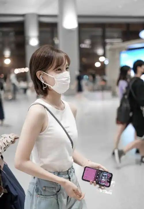 她出道就演女主被嘲"资源咖",今穿背心阔腿裤,凹出长腿好帅气_李一桐