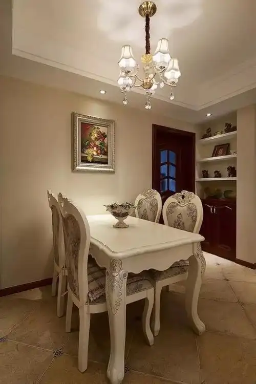 入户门直对餐厅,这样布置美观实用!