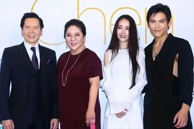 郭碧婷同向太出席活动,身体发福毫无明星样,与婆婆同框似亲母女|向佐