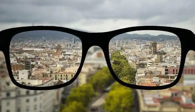 300度近视眼里的世界开始变得模糊.