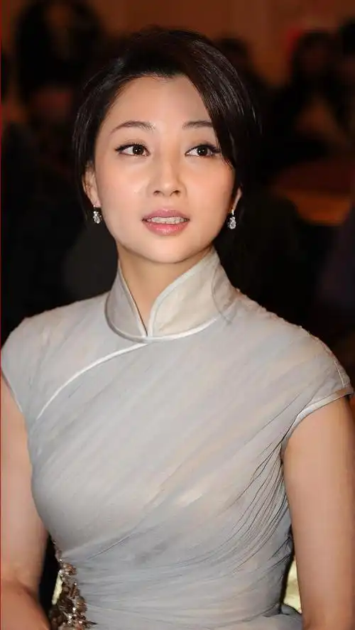 殷桃休闲混搭造型真时髦牛仔外套配短裤身材比例太优越了