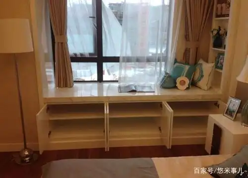 小编提示:利用飘窗设计工作台时候,注意底部尽量悬空,可以让脚舒适