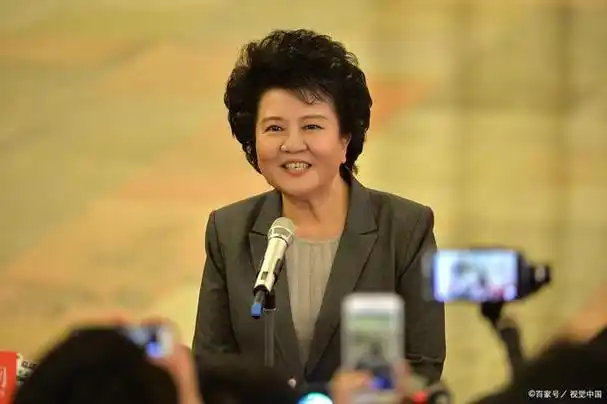 时尚界的新宠儿:75 岁邢质斌的朴素魅力