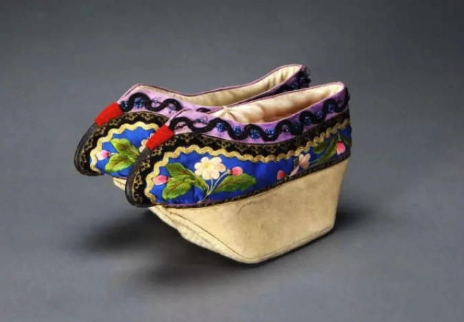 清朝花盆底鞋的由来不单单是为了美也是为了文化传播