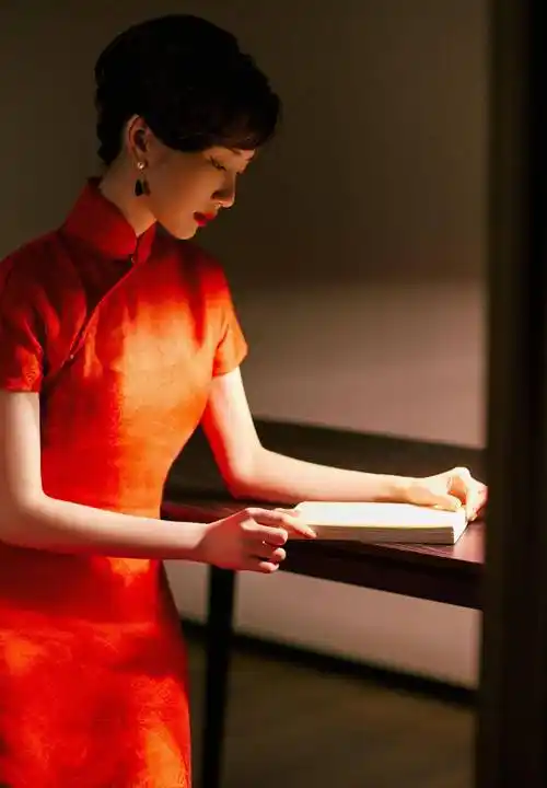 毛晓彤的港式旗袍造型,高挽的头发扎着复古的红唇和迷人的眼睛_明亮