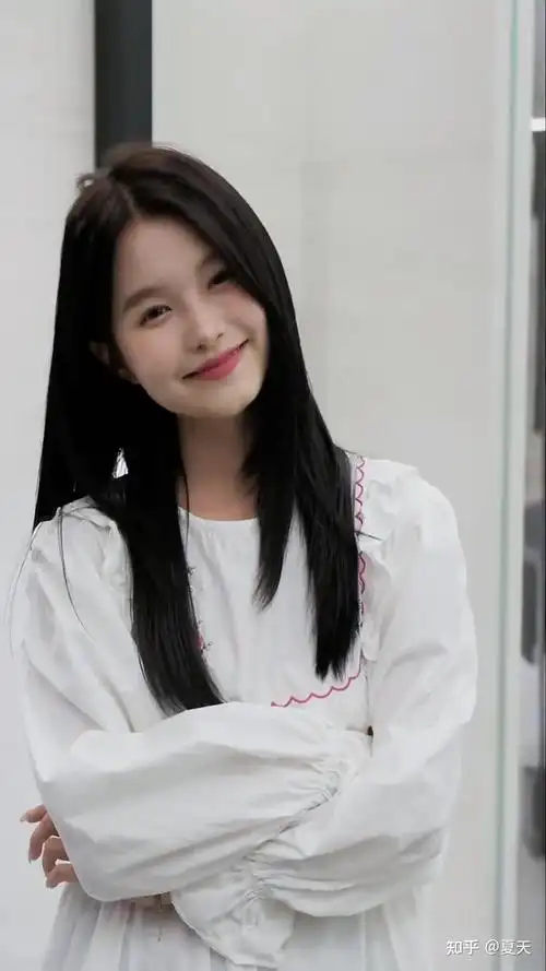 头扁的女生适合什么发型?