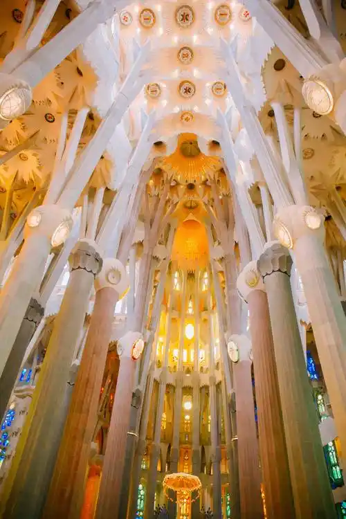 几百年后,全世界的人想去那里看看他的房子_高迪_建筑_巴塞罗那