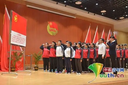 盈江县团委副书记桂雪梅带领新团员进行入团宣誓仪式.盈江县团委 供图