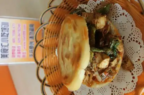 其实油炸串串菜夹馍和涮菜一样,都是把菜穿在一起卖,唯一不同的是,它