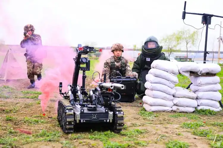 多功能新型排爆机器人亮相