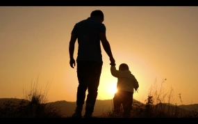 温馨父子大手牵小手日落夕阳下唯美背影父亲视频素材