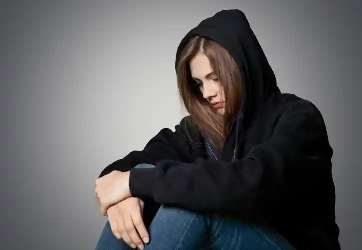 悲伤低头的金发女孩