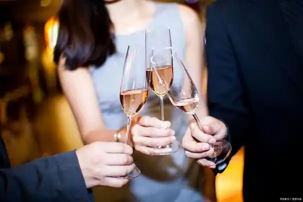 在中国的社交场合中,敬酒是一项非常重要的社交礼仪.