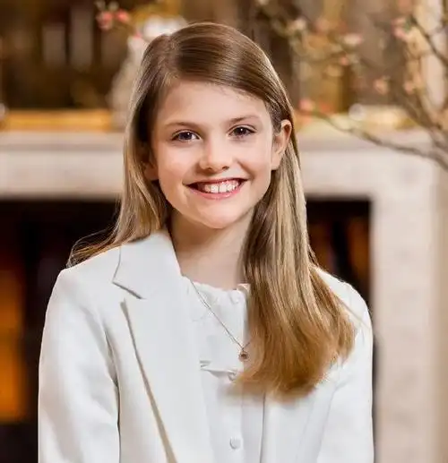 丹麦伊莎贝拉公主这条黄金配黑珍珠的现代设计感觉不错3,简约手链