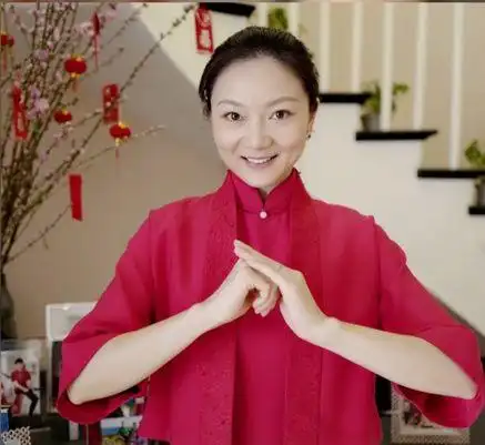 《幸福时光》而结识了大她三十多岁的张艺谋,那时她只是一个舞蹈演员