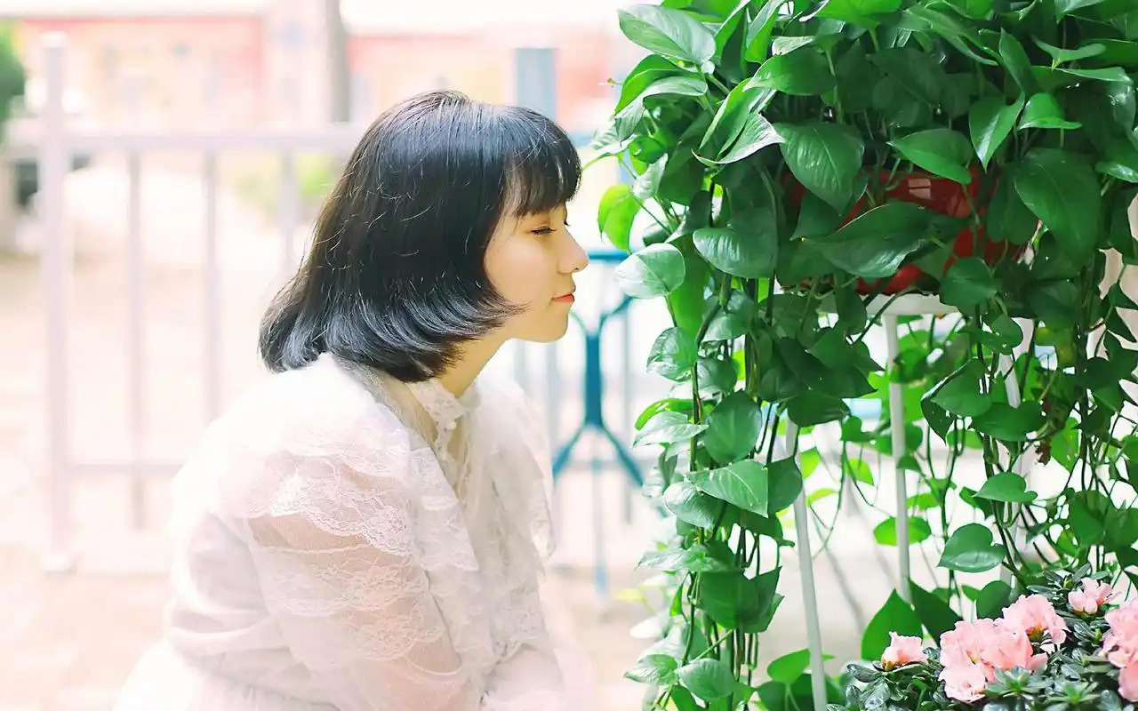 短发少女甜美日系风格写真高清电脑壁纸