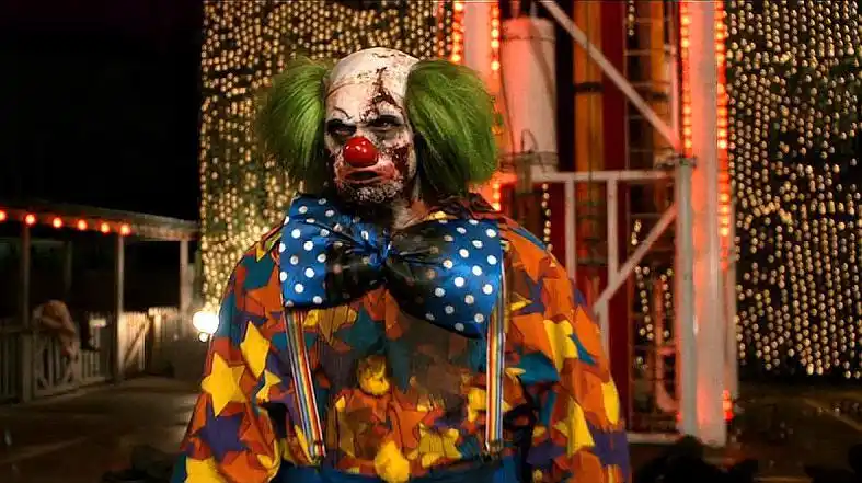 丧尸乐园:帅哥大战小丑丧尸,不料没子弹了,竟用锤子把他锤死