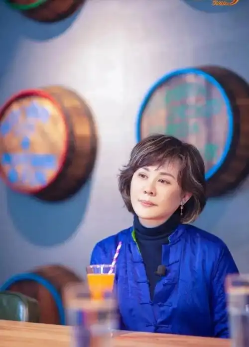 80年代的女神丛珊,都快60岁了可仍然挺耐看,穿衣知性又温柔