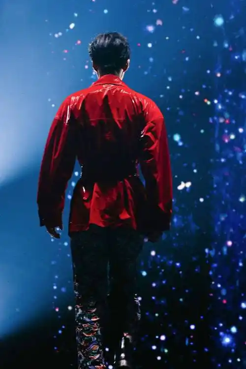 让温暖从背后慢慢包围过来王俊凯的背影可以做到