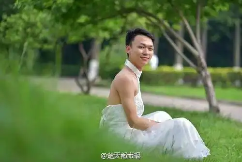 武汉高校男生拍"最美"毕业照 网友:阴气太重