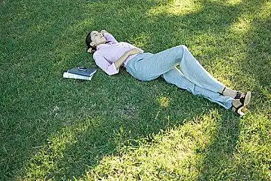 男人_躺着_草_图片大全—全景创意图库(quanjing.