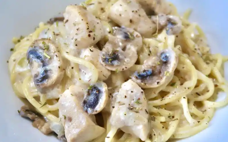 奶油蘑菇鸡肉意面