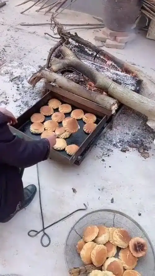 手工制作大爷果然是个高手自制烤炉烤的大饼就是香