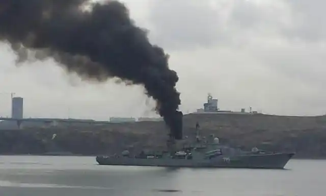 俄罗斯航母第一次作战,冒出滚滚黑烟,英国防部长狂怼:外太空都看得见