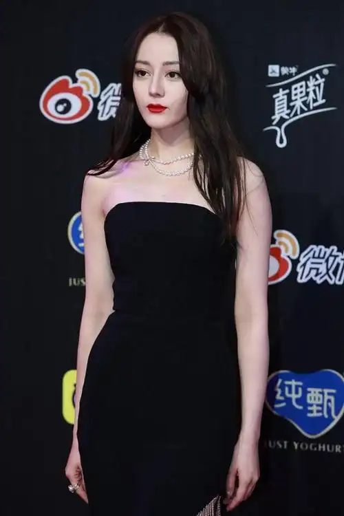 迪丽热巴的身材挺绝的一袭黑色抹胸长裙像人鱼一样
