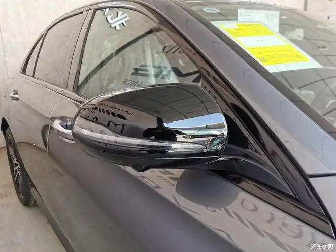 后视镜是黑色,感觉还不错