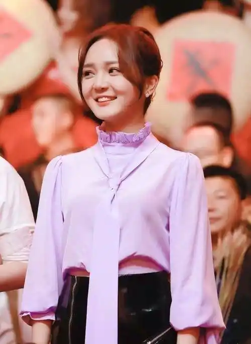 靳梦佳拿唇釉给粉丝签名被赞暖心,结果事情发生了反转_湖南台_姐姐