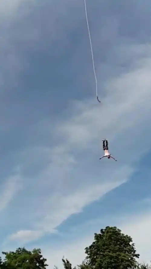 心痛!英国小伙蹦极时绳索断裂 20米高空坠落身亡