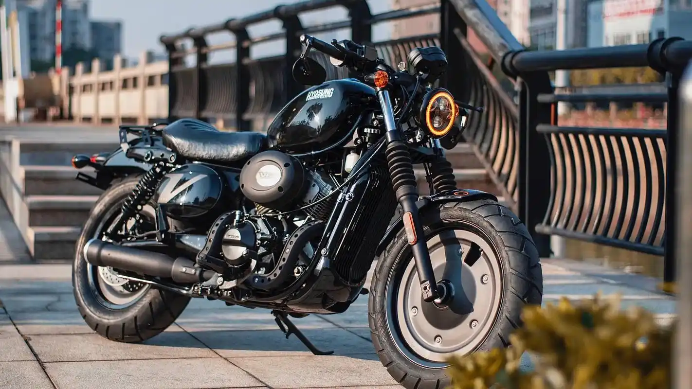 轻骑大韩#gv300 #复古机车改装 ,巡航车座高低女生开起 - 抖音