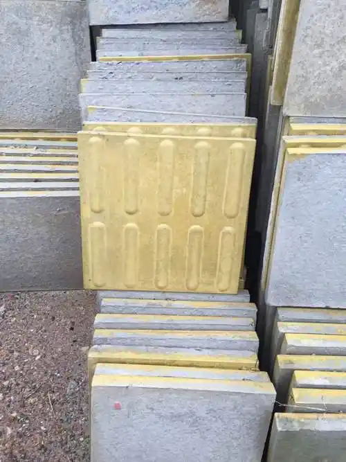 人行道地铁黄色混凝土盲道砖批发 方形盲人道路砖导盲砖定制