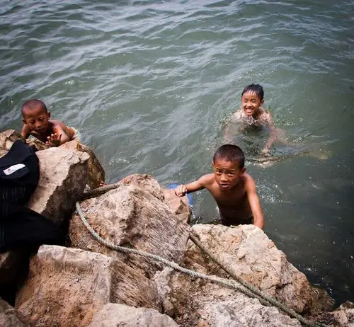 img_9042-1 br /> 戏水顽童